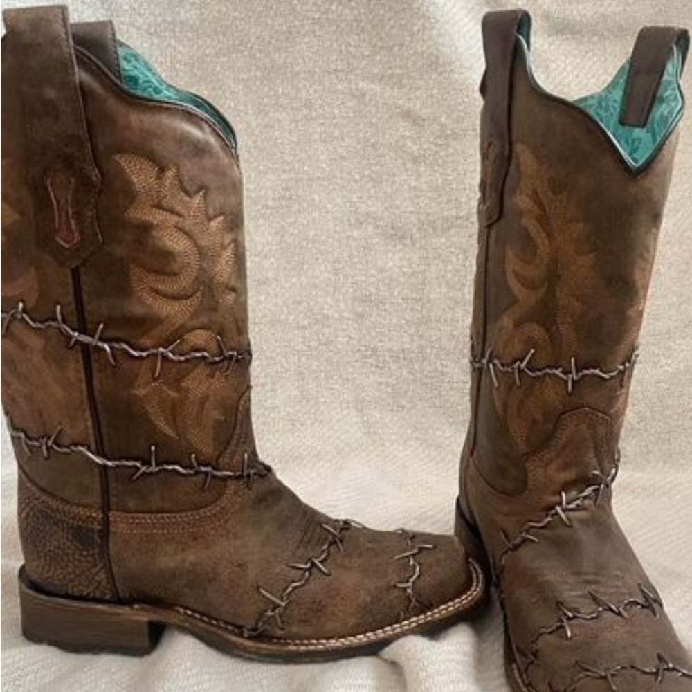CORRAL WOMEN'S BARBED WIRE WOVEN WESTERN BOOTS - SQUARE TOE.  size 9